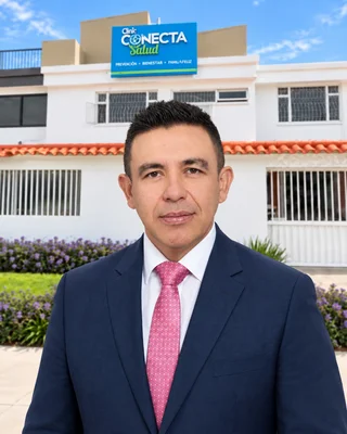 Director administrativo frente a la sede de Conecta Salud