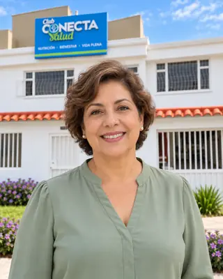 Retrato ilustrativo generado con IA: gerontóloga, con la fachada de referencia al fondo