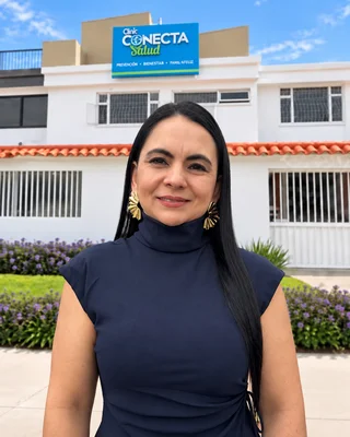 Neuropsicóloga clínica frente a la sede de Conecta Salud
