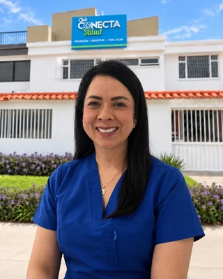 Psicóloga clínica frente a la sede de Conecta Salud