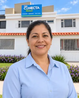 Retrato ilustrativo generado con IA: integrante de servicios generales, con la fachada de referencia al fondo