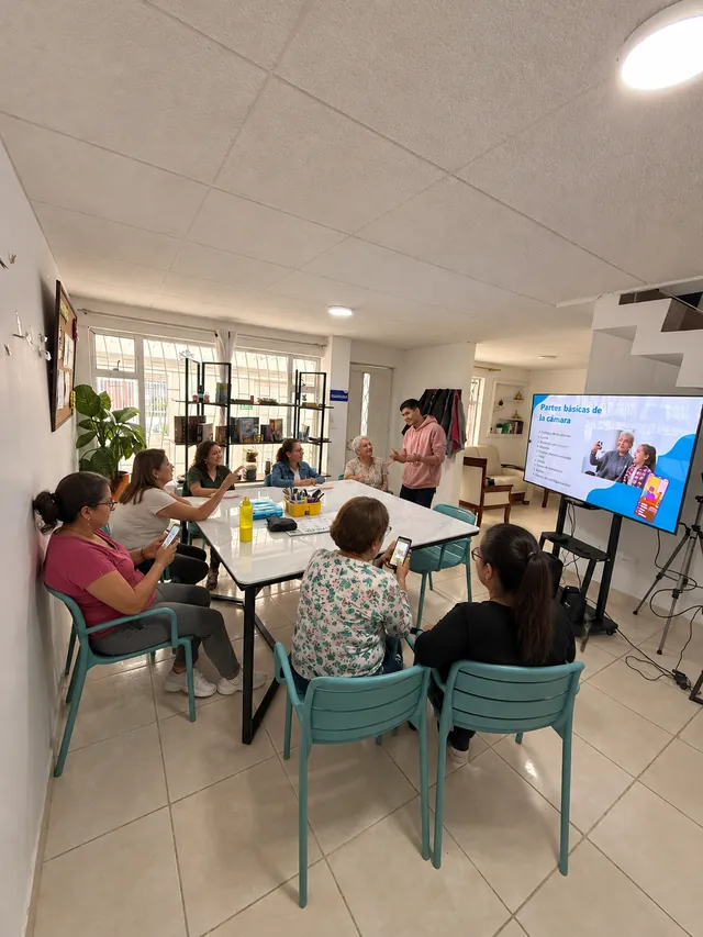 Participantes aprenden sobre la cámara del celular en un taller grupal